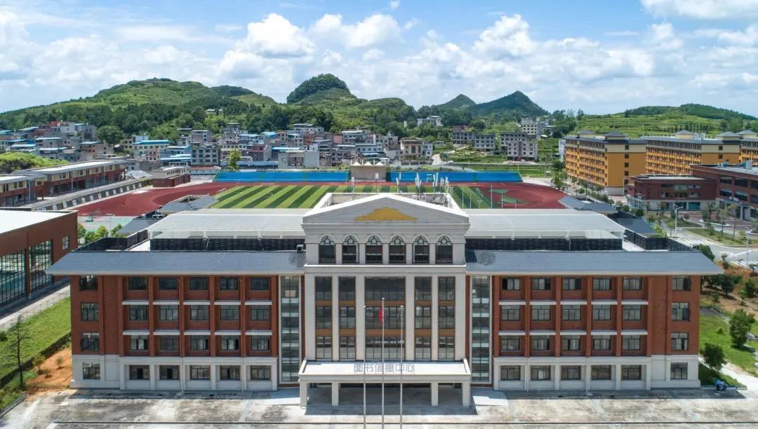 DeepSeek告诉你，，，，，，报读贵州铜仁数据职业学院的10大优势！